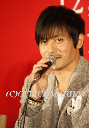 �`�����h���S��>
</p>
<p>
�N�����N�C���O����x�������f��ՊJ����i�Ƃ��Ă̏o�i���Ă��Ă����ƌ����`�����E�h���S�����́A���ʓI�ɂ͊J����i�ł͂Ȃ��������A�����ɏ��҂���邱�ƂɂȂ��Ċ������B����܂Ń��[���b�p������`����Ă�����Q�����E�����A���m�l�̎��_�ŕ`���ꂽ��i�Ƃ��Ĕނ�ɂƂ��Ă��V�N���낤�B���̉f��Ƃ����ڂȊ֌W������n�A�x�������ł̏�f�͊������B�ނ�ɂƂ��Ă��̉f�悪�ǂ̂悤�Ɏ󂯎~�߂���̂��C�ɂȂ�Ɠ����Ɋ��҂����Ă���B�����ŃI�_�M���W���[�����g������ƁI�h�Ɛi�s�����΂��Ղ����B���̓`�����E�h���S�����̂��܂�ɑf���炵���R�����g�ɁA�g�l�̂������̃R�����g�͑S�폜���āI�h�Ƃ̗v���B����ɂ͓��̃`�����E�h���S��������΂��B����ȃ`�����E�h���S�����A�N���N�n�͖Z�����߂����Ă����B���Ƀt�@�C�g�I�Ɗ��t�����đf���炵���V�N���}�����Ɗ��z���ꌾ�B����C�N���܂�̔N�j�I�_�M���W���[���͊O���ň�l�ŐV�N���}�����͎̂n�߂āB�Ƃ͌����O�q�̒ʂ�F�Ƌ��Ɍ}�����B�z�e���̑�����ς������̏o�A�R�U�N�Ԃ̐l���Ŏn�̂������B���ʂȈ�N�ɂȂ��ė~�����Ƃ͖ܘ_���̉f��̑�q�b�g���܂ށB</p>
<p>
���߂āw�}�C�E�F�C�x�Ƃ́H�Ɩ��ꂽ���O���B�J���ē͗��j�͗��j�ɉ߂��Ȃ��Ǝv���Ă������A���̉f��͉ߋ��̉f�悪�w�i�ƂȂ��Ă��邪�A��l�̎�҂��������H�Ă̗F���`������i�ŁA�P�Ȃ�푈�f��Ƃ��Ċςė~�����Ȃ��B���Ɍ���̎�҂Ɋςė~�����B���̌��ʂ��ꂩ��V�����������A�V���j����邫�������ɂȂ��ė~�����ƋF�O�����B�`�����E�h���S�����͖��Ɗ�]�A�����Č������ɗ����������A�������čs���Ƃ����X�g�[���[���ƌ�����B���E�I�Ɍ������󋵂̌���A�푈�͂��̏ے��Ƃ�������B��l�̎�l���̎p��ʂ��ď����ł��͂ɂȂ��΂Ǝv���B�܂������{��k�ЂŎ��ӂɒ���ł�����{�̊F�l�ɂƂ��āA���̉f�悪�����ł��͂Ɗ�]�ɂȂ邱�Ƃ��肤�Ƃ����B<br />�����̃I�_�M���W���[�͏I�n�����������Ə����Ă��������Č��\���Ɠ�l�̑f���炵���R�����g���܎^���A�Ō�ɓ��؂̊֌W�͍��������ŁA���ݍ��߂Ȃ���������A�؍��l�͂������苭�������Ă���悤���B���{�l�Ɗ؍��l�̗F���`���̂͒���I���Ɗē���^�B���{�ł͍�K-POP����l�C�����A���̍��{���l���ė~�����ƌ��񂾁B</p>
<p oncontextmenu=