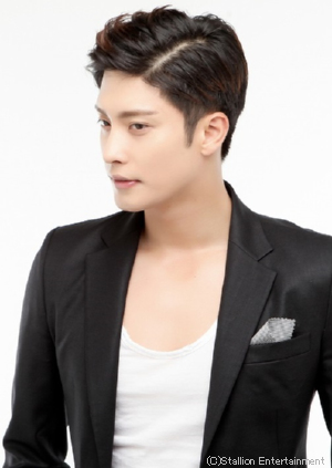 �\���t��