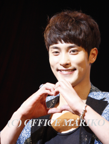 �\���t��