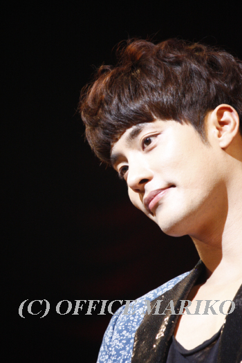 �\���t��