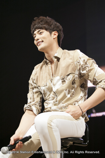 �\���t��