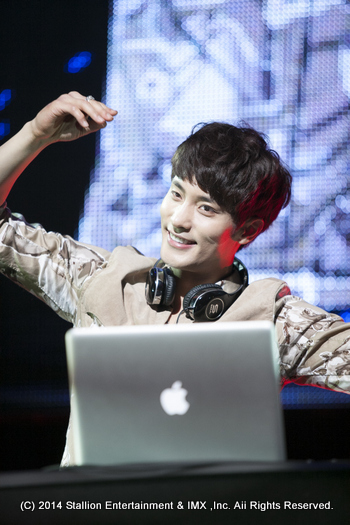 �\���t��