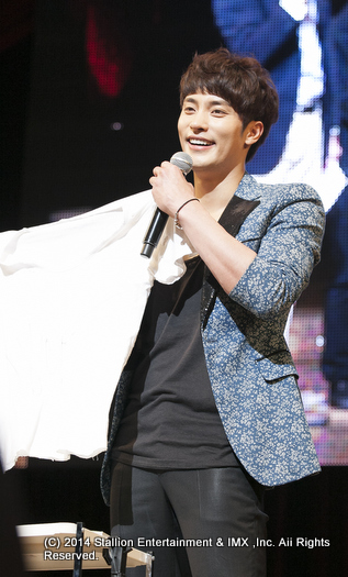 �\���t��