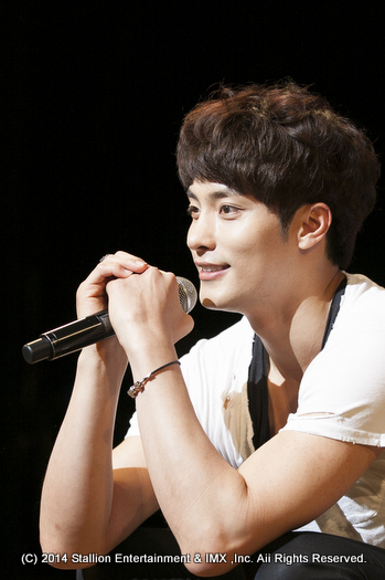 �\���t��