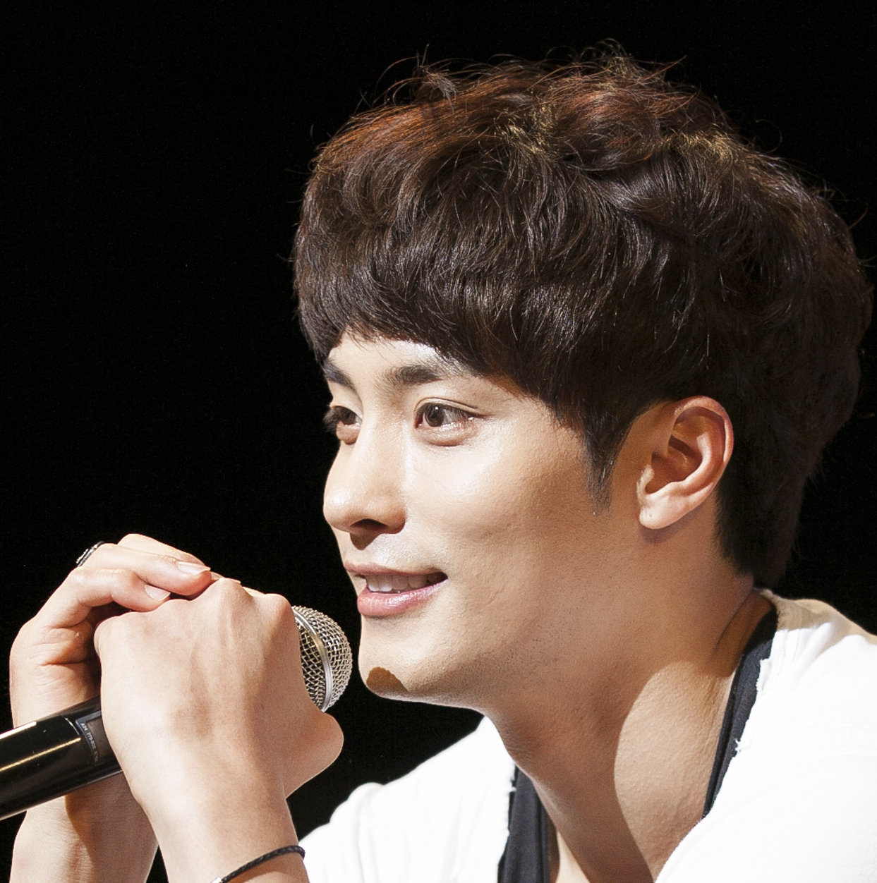 �\���t��